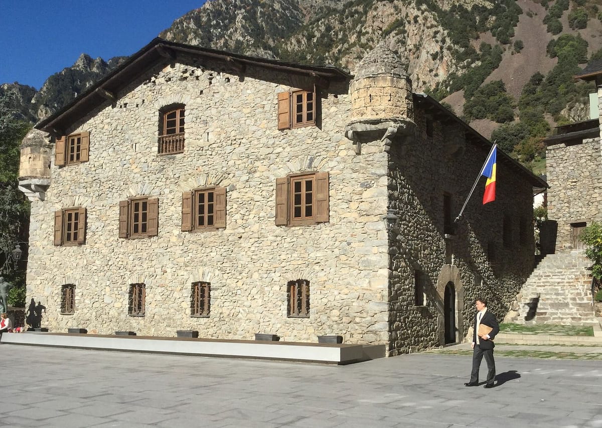 Balai parlemen batu Casa de la Vall di kota tua Andorra la Vella