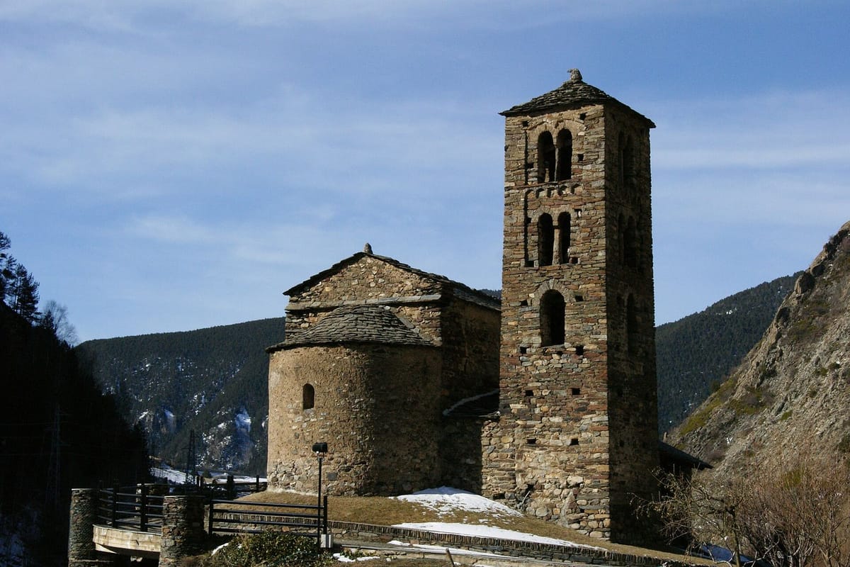 Gereja batu Sant Joan de Caselles dengan menara lonceng di Canillo