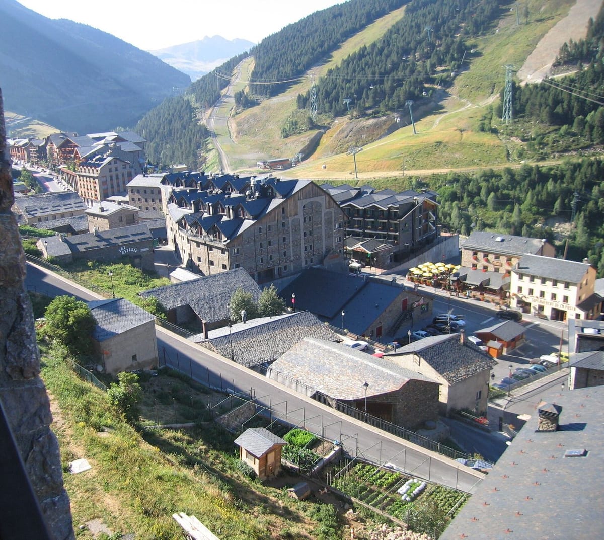 Lereng ski Soldeu dengan lift dan salju di Pyrenees