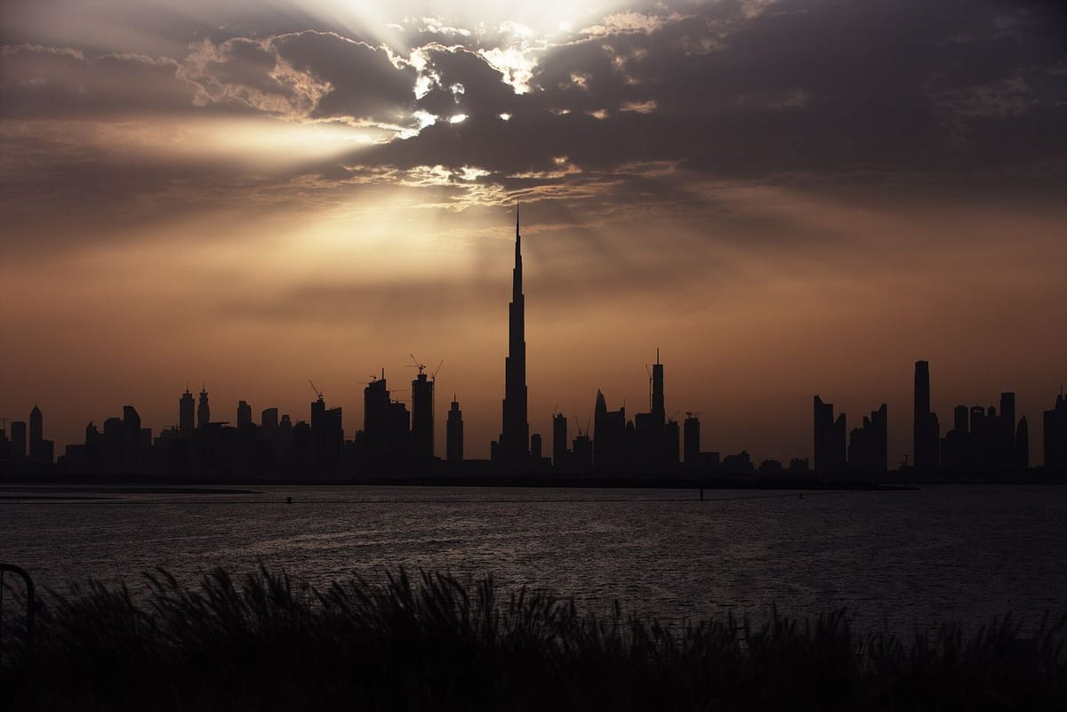 Burj Khalifa menjulang di atas cakrawala Dubai
