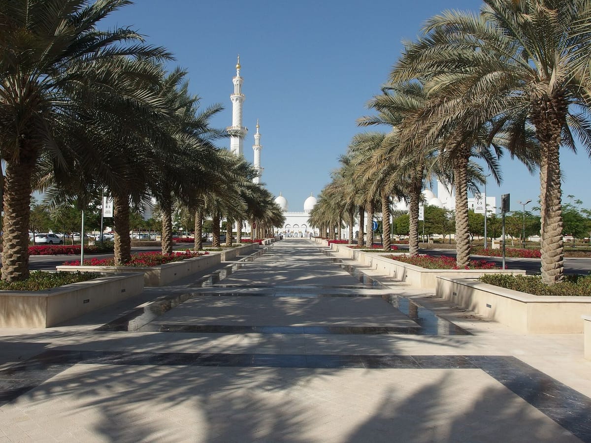 Jalur masuk Masjid Sheikh Zayed di Abu Dhabi diapit pohon kurma