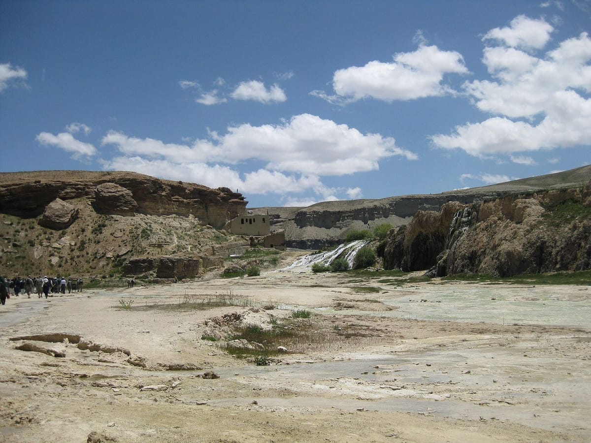 Danau biru di antara tebing batu Taman Nasional Band-e-Amir