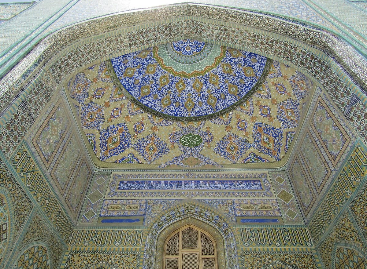 Kuil Biru Hazrat Ali di Mazar-i-Sharif dengan kubah dan menara berubin