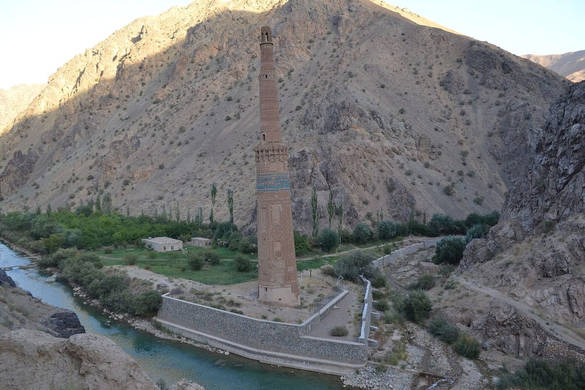 Menara Jam berdiri di lembah berbatu Provinsi Ghor