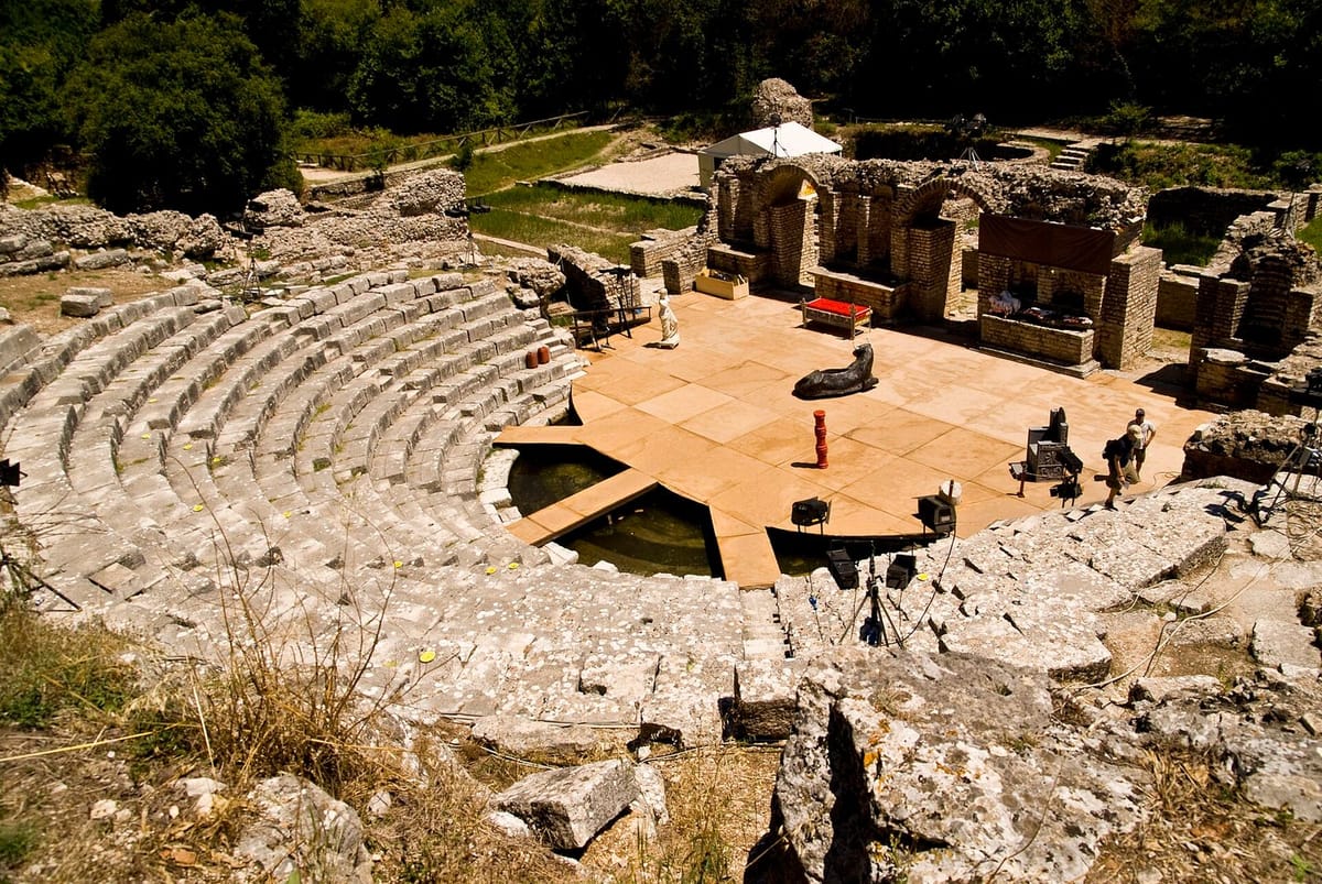 Reruntuhan kota kuno Butrint di antara pepohonan dan laguna
