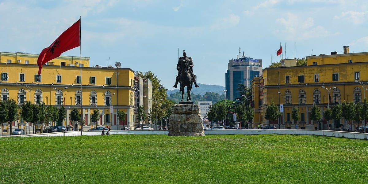 Alun-alun Skanderbeg di pusat Tirana dengan gedung pemerintahan