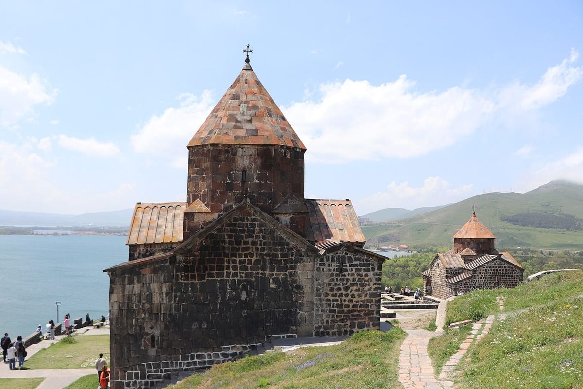 Biara Sevanavank di tepi Danau Sevan