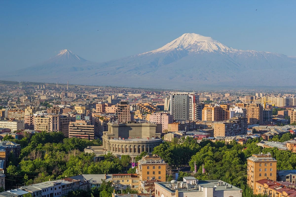 Gunung Ararat di balik cakrawala Yerevan