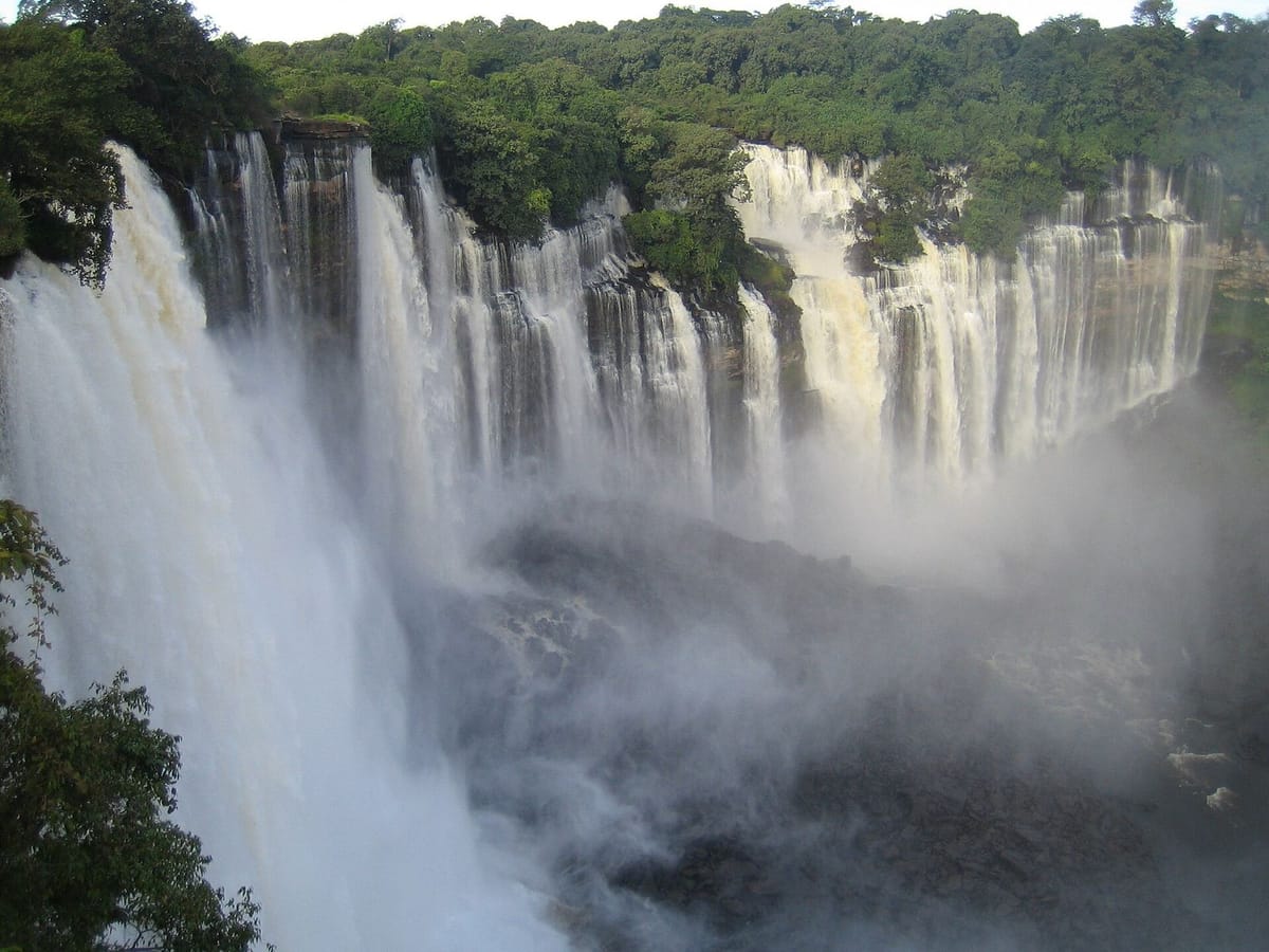 Air Terjun Kalandula di Sungai Lucala, Malanje, mengalir di antara bebatuan