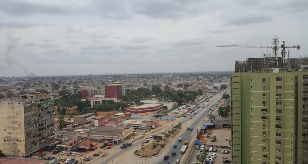 Garis cakrawala distrik Rangel di Luanda dengan deretan gedung tinggi
