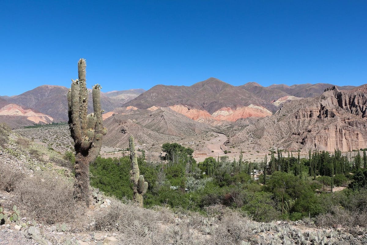 Perbukitan berwarna di Quebrada de Humahuaca, Jujuy