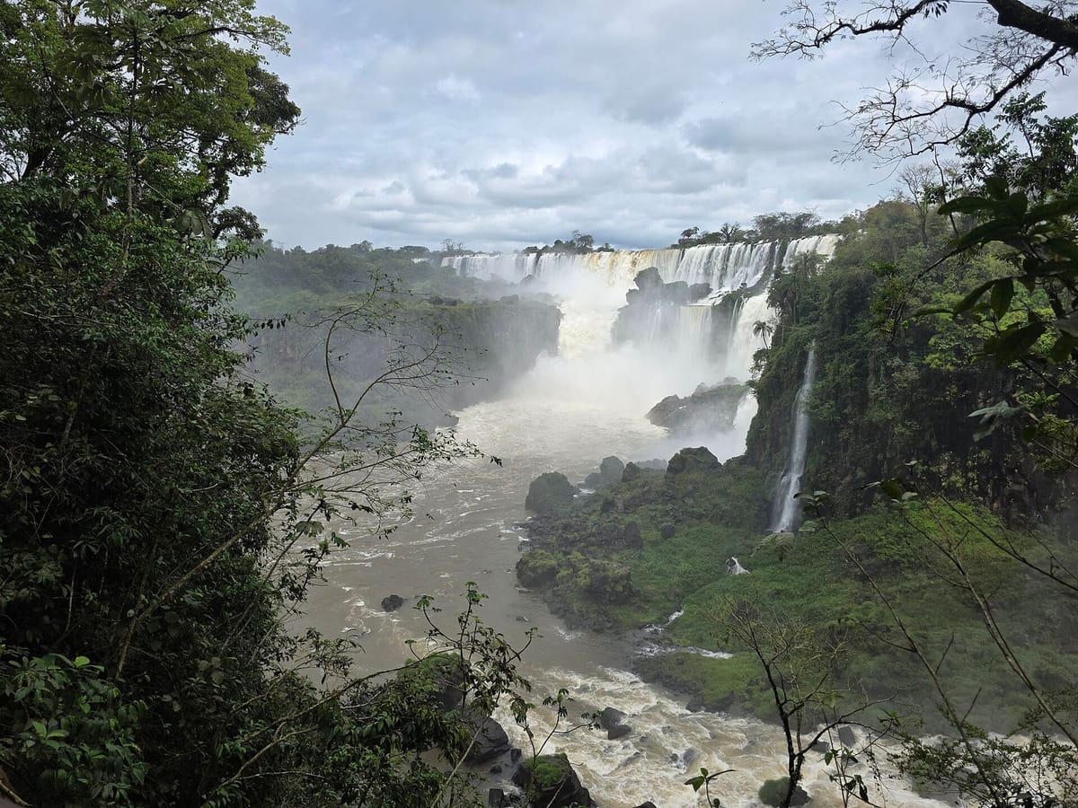 Air terjun Iguazú dilihat dari sisi Argentina dengan kabut air