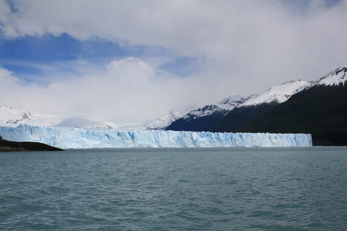 Dinding es biru gletser Perito Moreno di Patagonia, Argentina