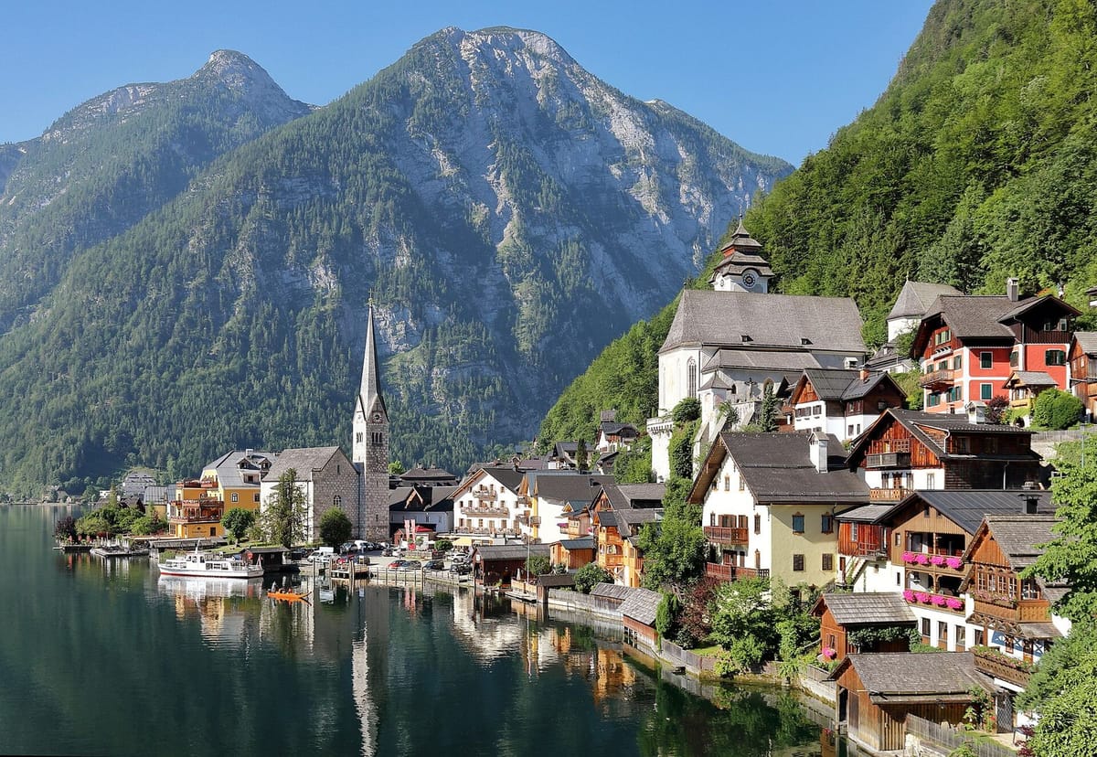 Desa Hallstatt di tepi danau dengan rumah bertingkat di kaki gunung