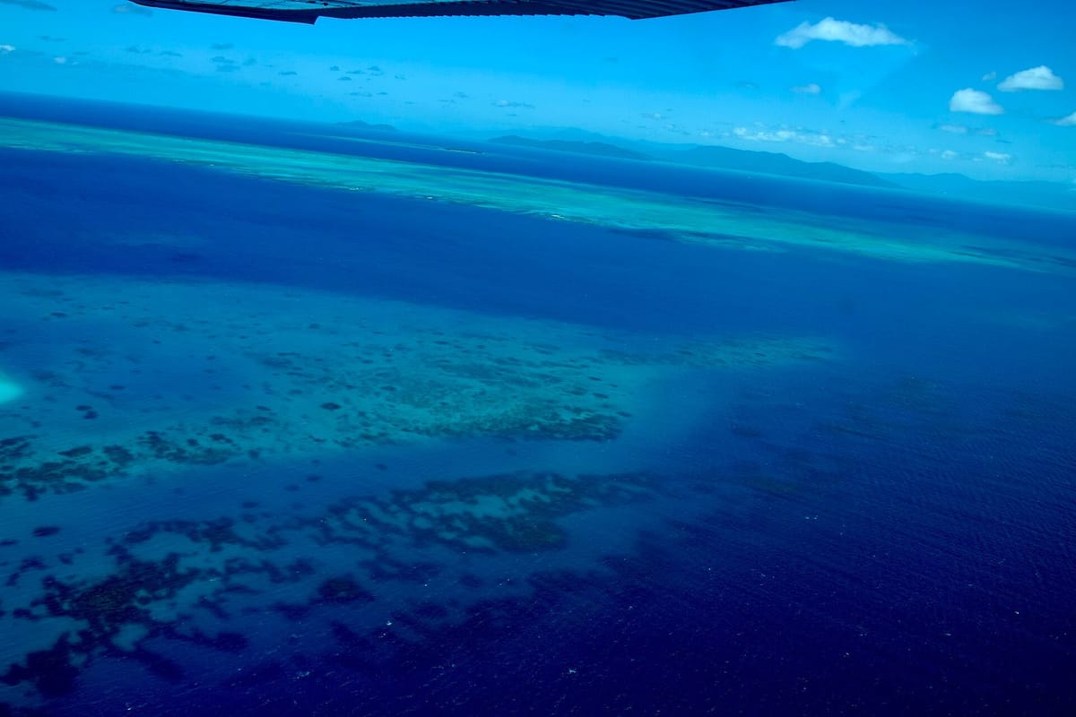 Pemandangan udara terumbu karang Great Barrier Reef di Queensland