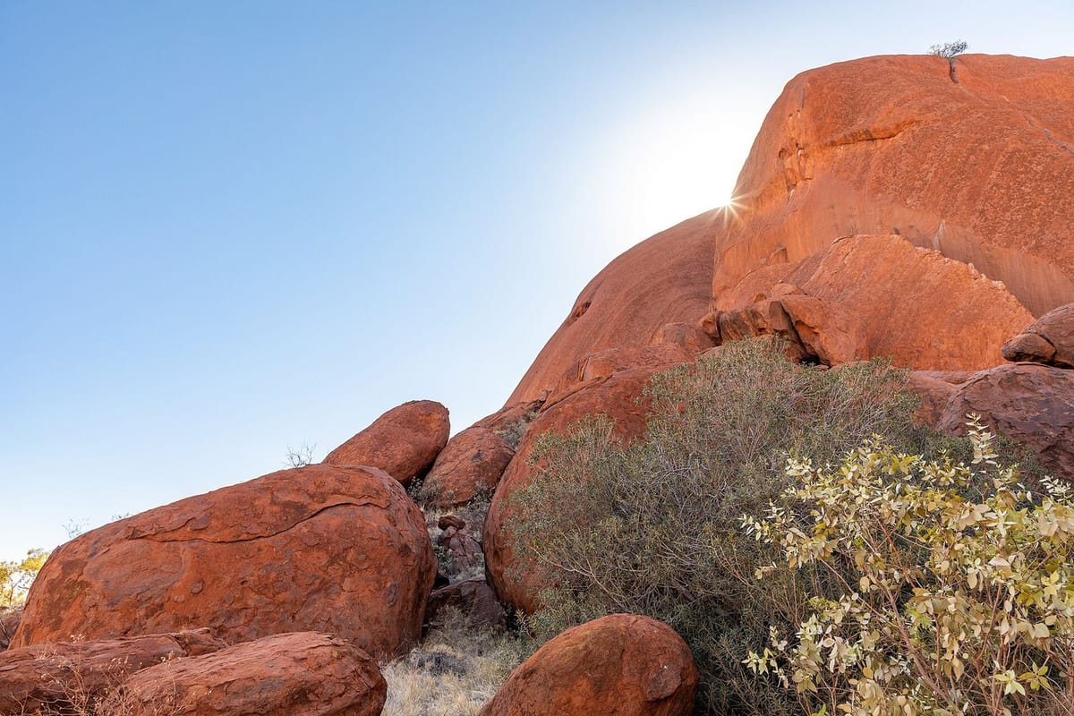 Uluru, batu monolit merah di Taman Nasional Uluru-Kata Tjuta