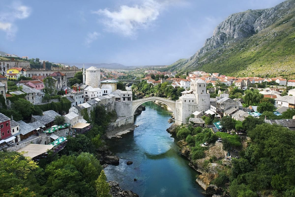 Jembatan batu Stari Most melengkung di atas Sungai Neretva, Mostar