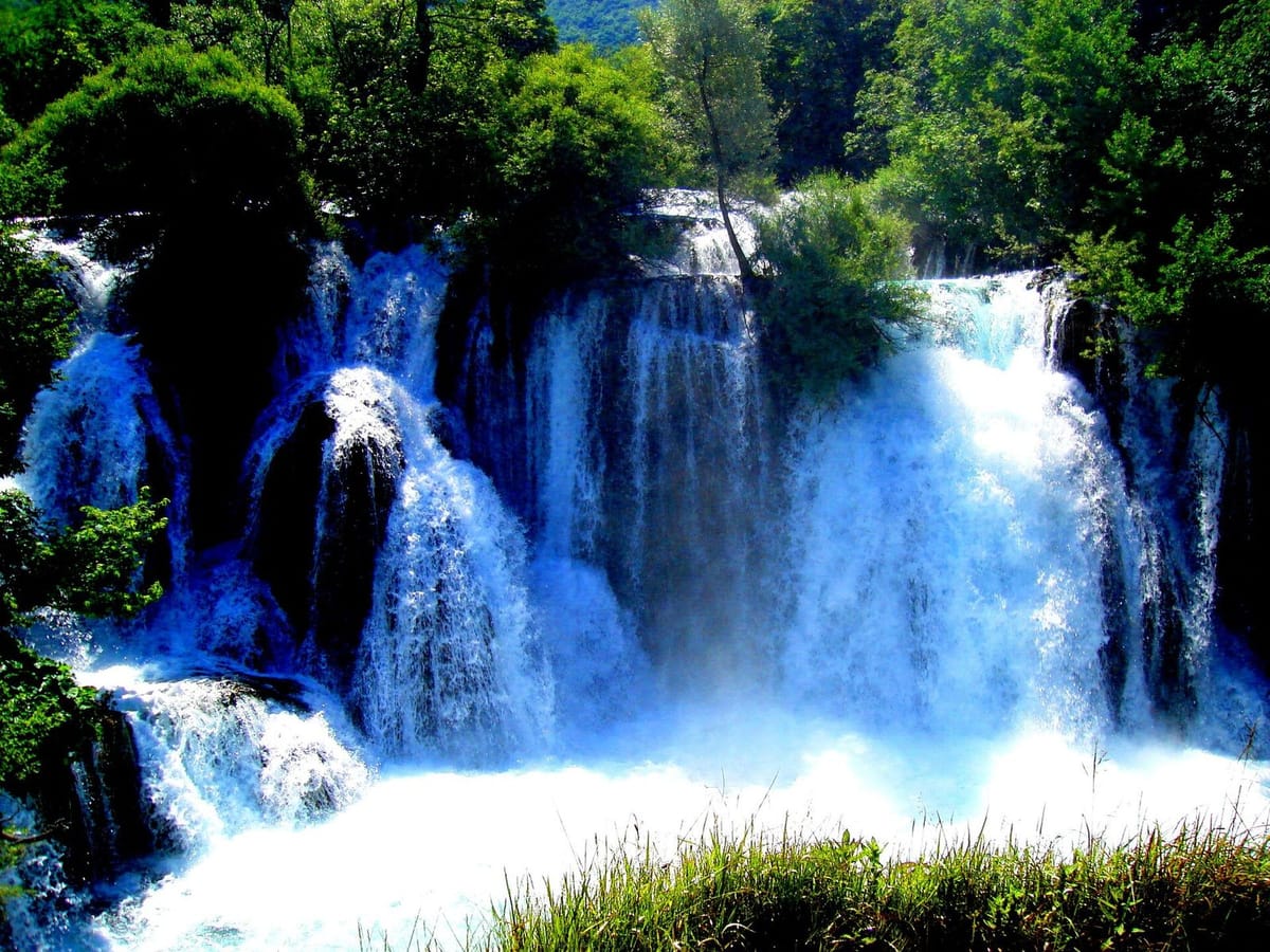 Air terjun dan jeram jernih di Taman Nasional Una