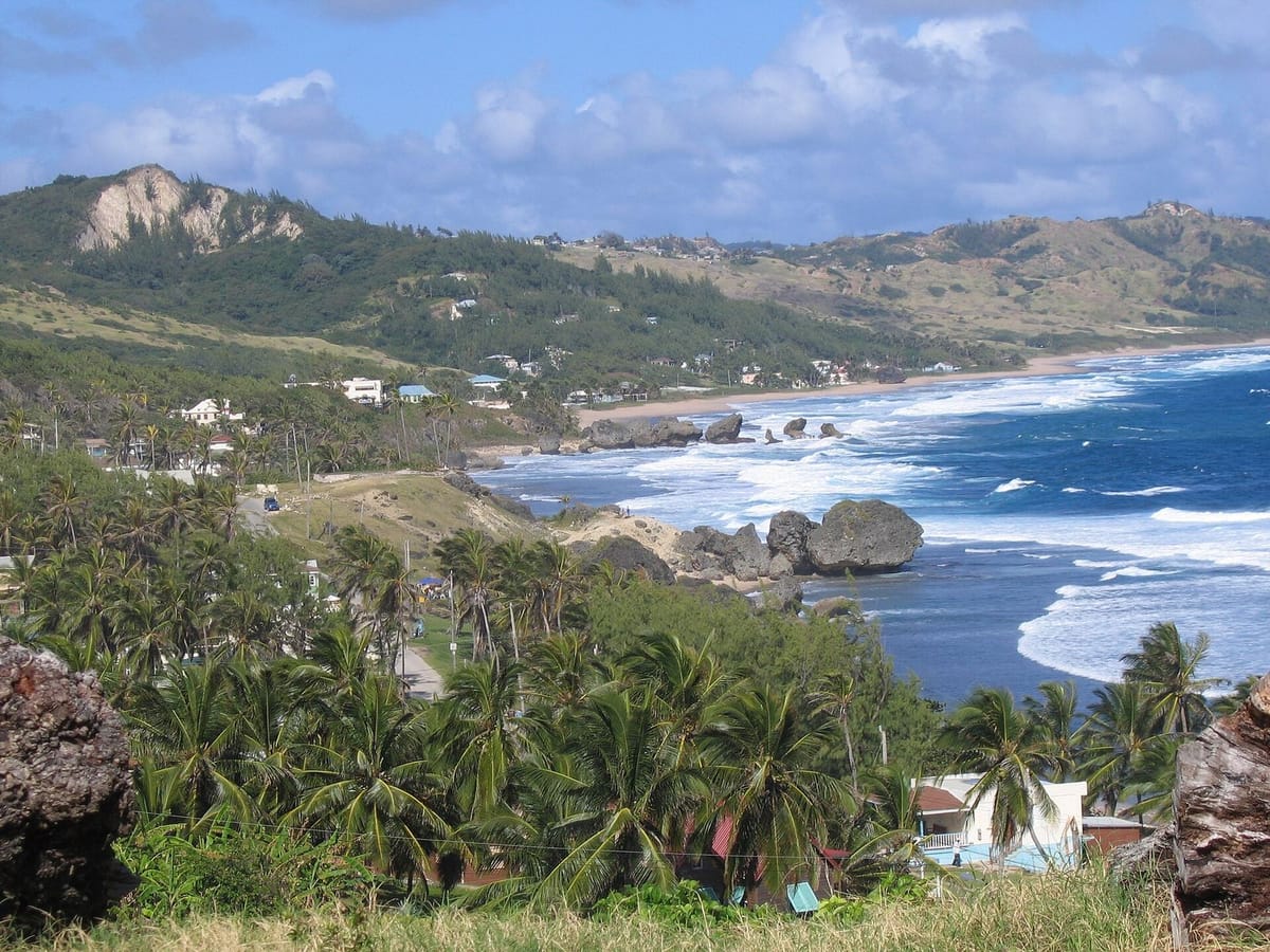 Pesisir berbatu dengan ombak Atlantik di Barbados
