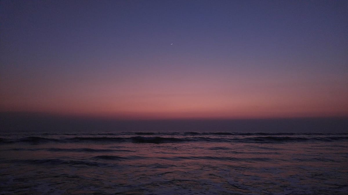 Pantai Cox’s Bazar saat matahari terbenam