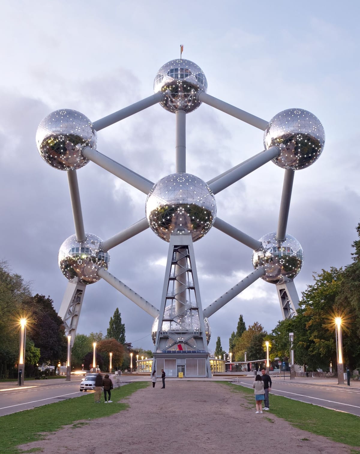 Struktur baja Atomium berbentuk kristal di Brussel