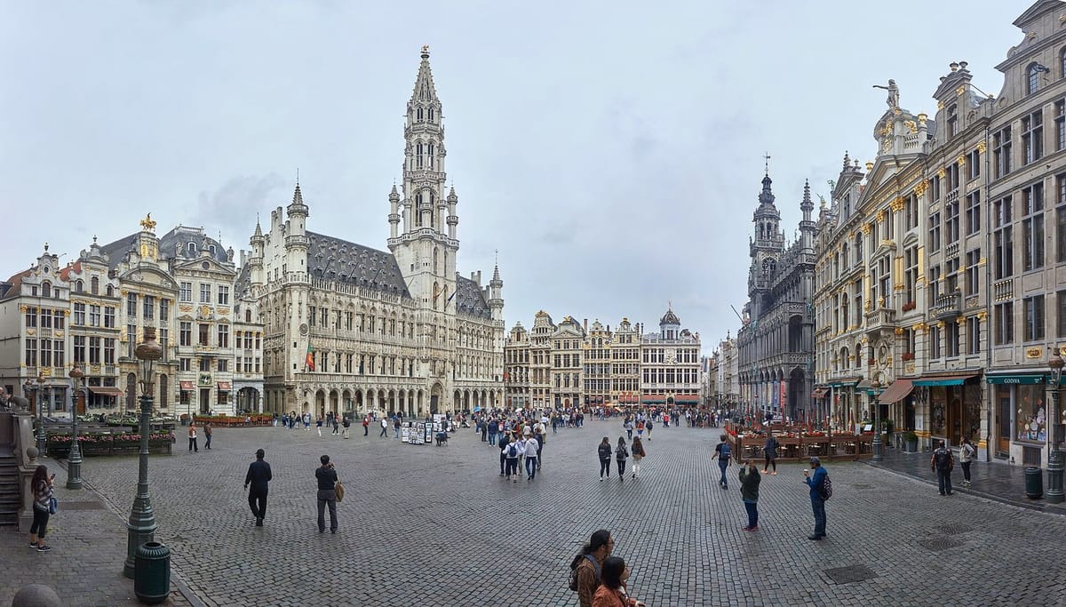 Alun-alun Grand-Place Brussel dengan balai kota dan rumah guild berhias emas