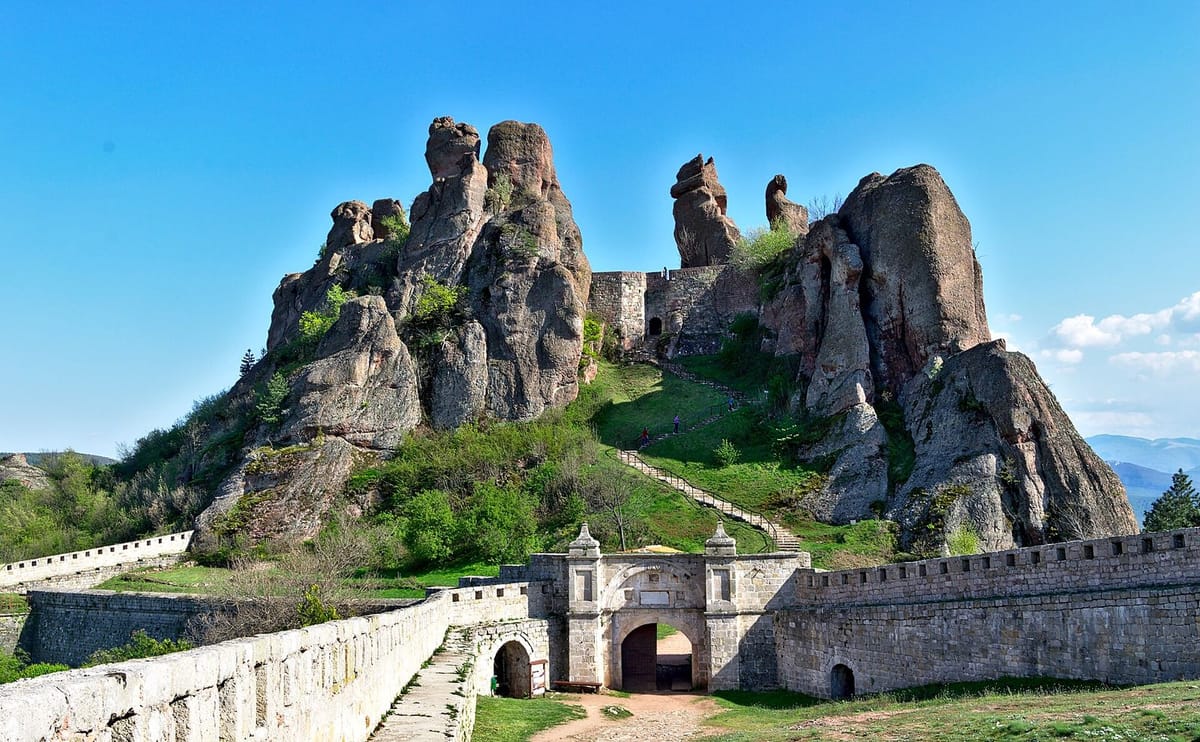Benteng Belogradchik di antara formasi batu pasir