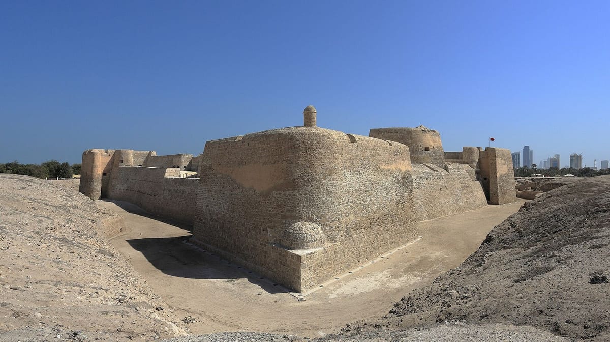 Benteng Bahrain dengan tembok batu dan menara