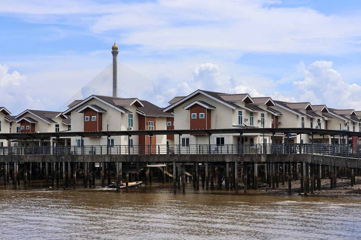 Rumah panggung dan perahu di Kampong Ayer, Brunei