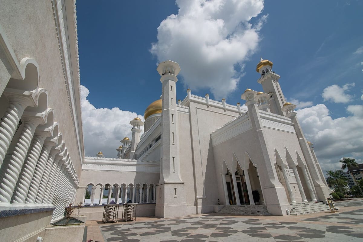 Masjid Sultan Omar Ali Saifuddin dengan kubah emas di Bandar Seri Begawan