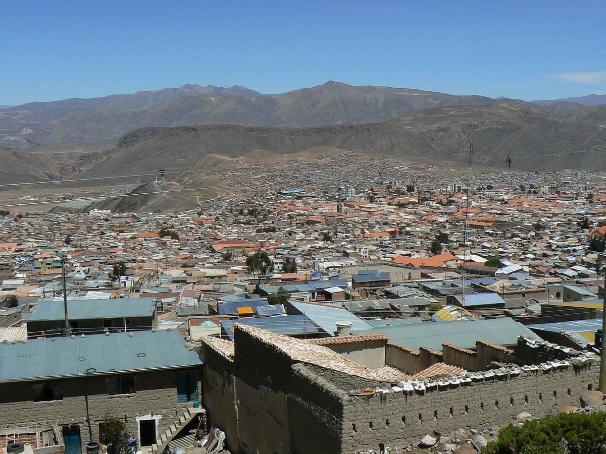 Panorama kota Potosí di lereng Cerro Rico, Bolivia