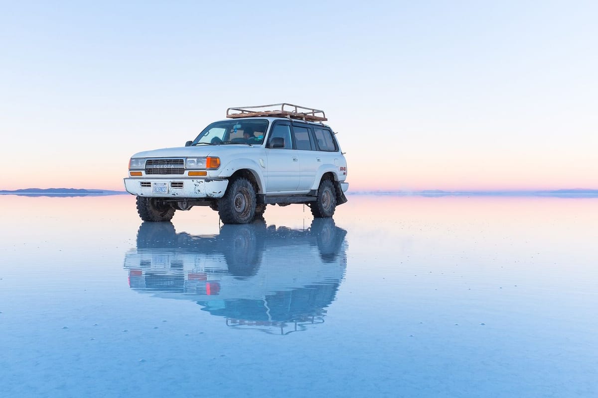 Pantulan langit di permukaan garam Salar de Uyuni saat air tipis