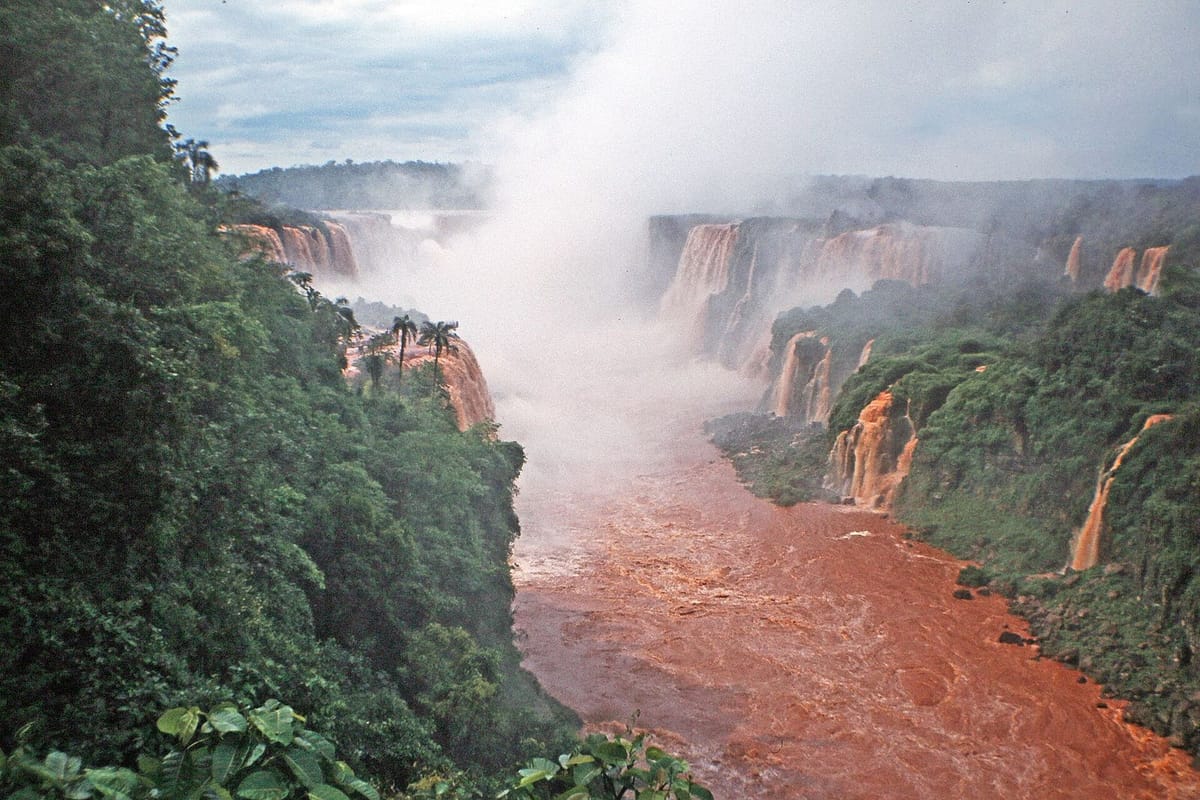 Air Terjun Iguazu dilihat dari sisi Brasil