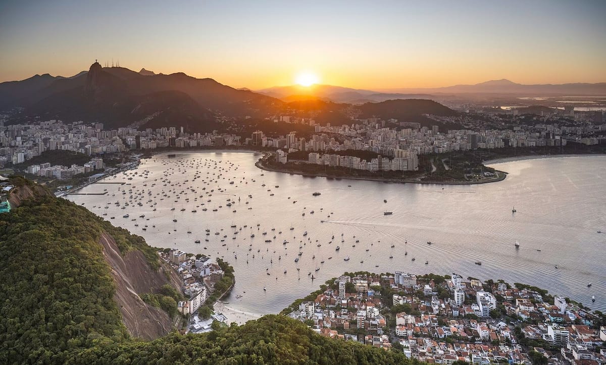 Garis cakrawala Rio de Janeiro dan patung Cristo Redentor dilihat dari Gunung Sugarloaf