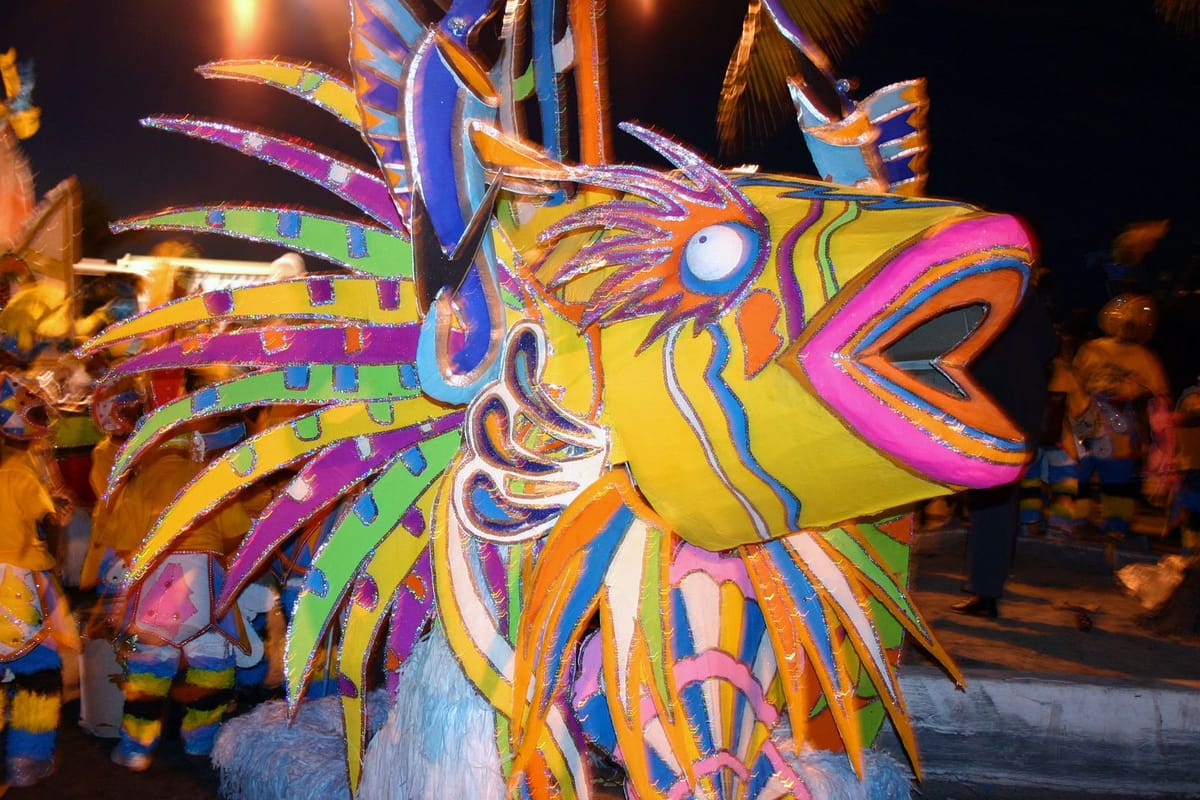 Penari berkostum warna-warni dalam parade Junkanoo di Nassau