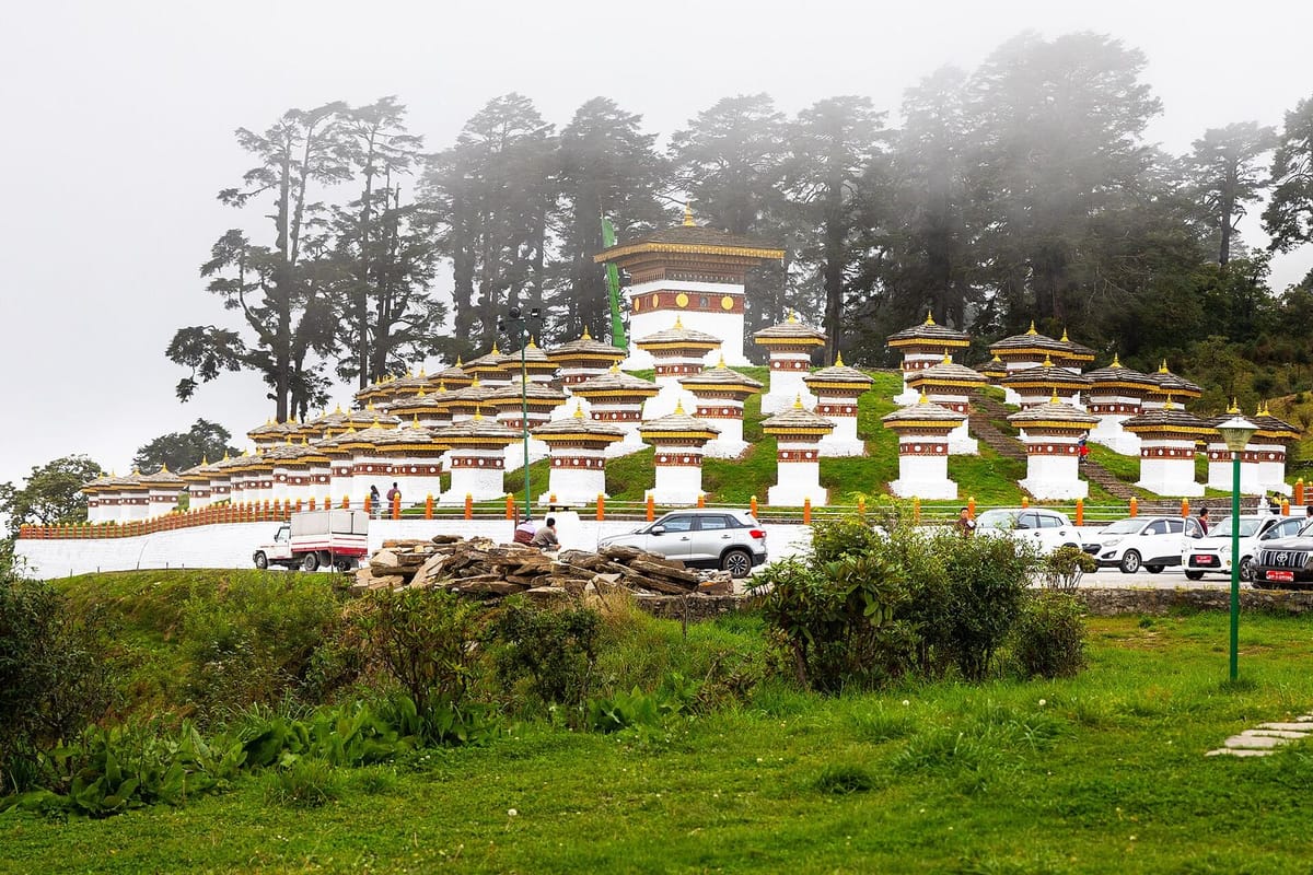 Deretan stupa di Dochula Pass dengan kabut pegunungan Himalaya