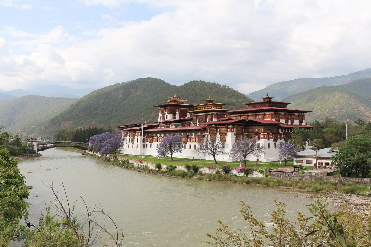 Punakha Dzong di pertemuan dua sungai dengan menara putih dan atap emas