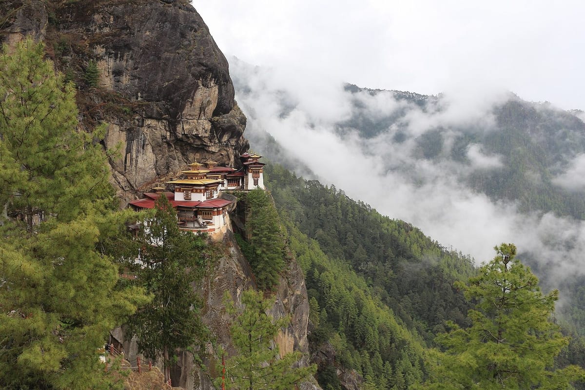 Biara Taktsang atau Sarang Macan menempel di tebing Paro