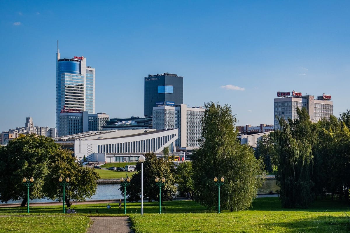 Jalan raya dan gedung besar di pusat Minsk