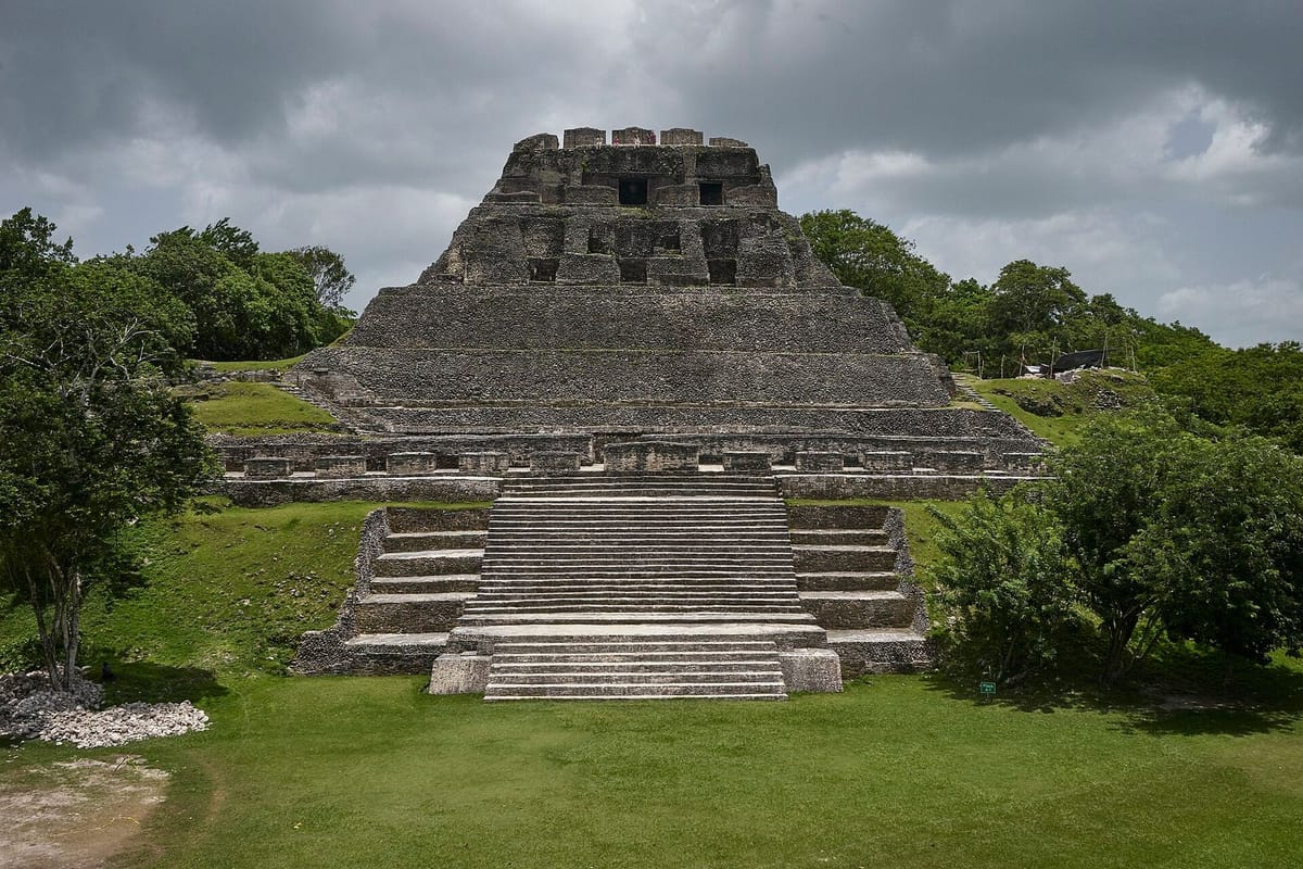 Piramida El Castillo di situs Maya Xunantunich