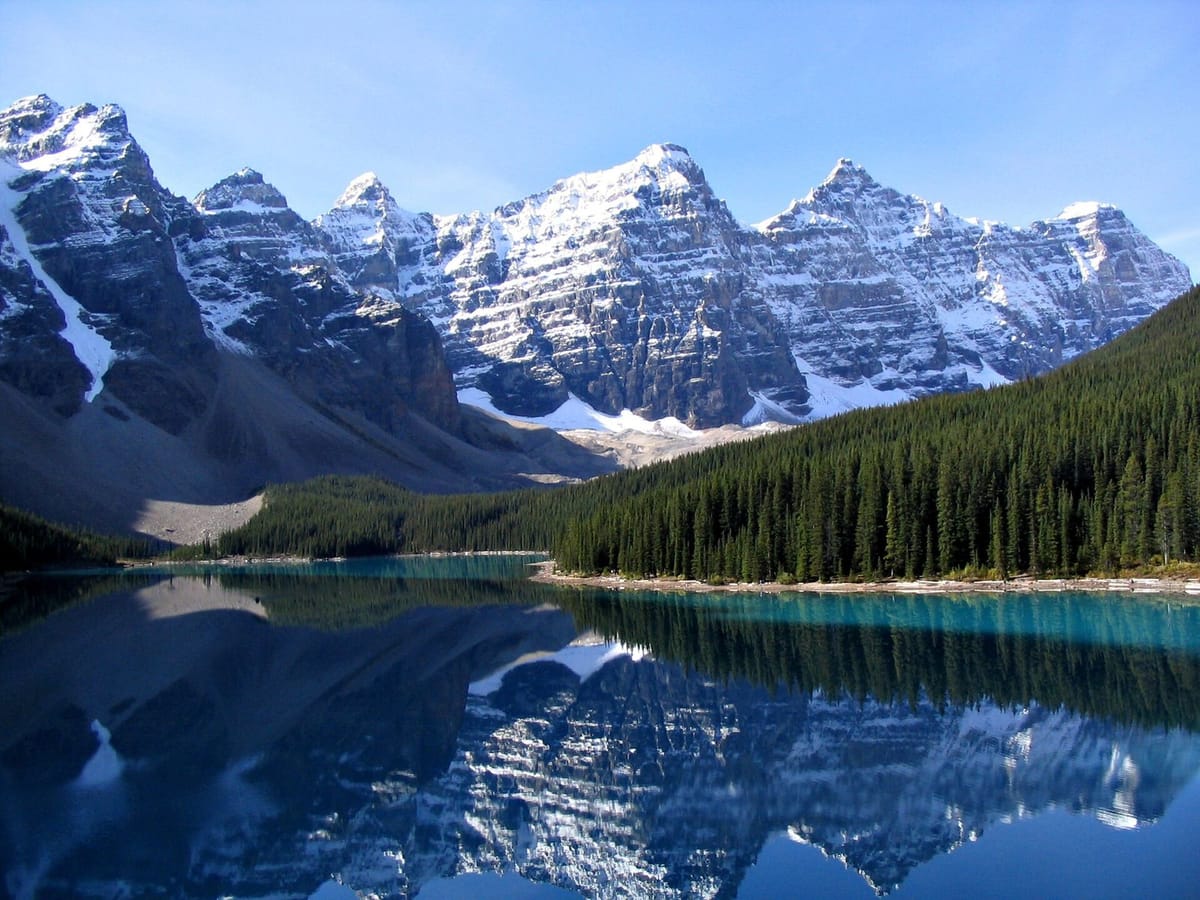 Danau Moraine berwarna biru kehijauan diapit pegunungan Lembah Sepuluh Puncak di Taman Nasional Banff