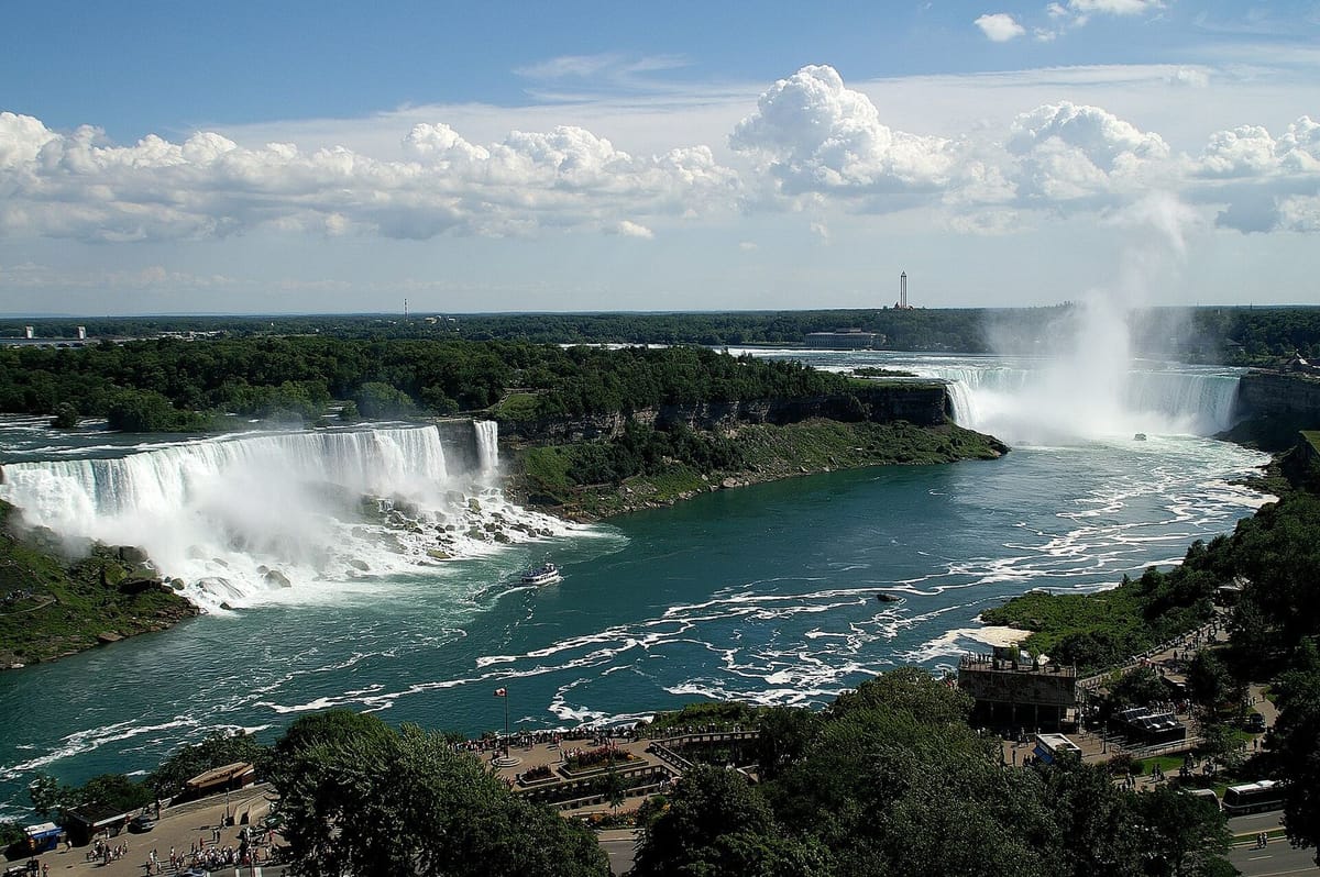 Air terjun Horseshoe di Niagara dengan kabut air dan pelangi di tepi tebing