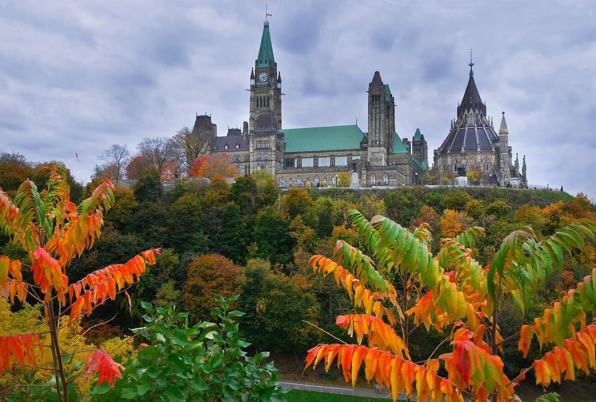 Gedung Parlemen Kanada di Parliament Hill, Ottawa, dengan menara jam dan atap bergaya gotik
