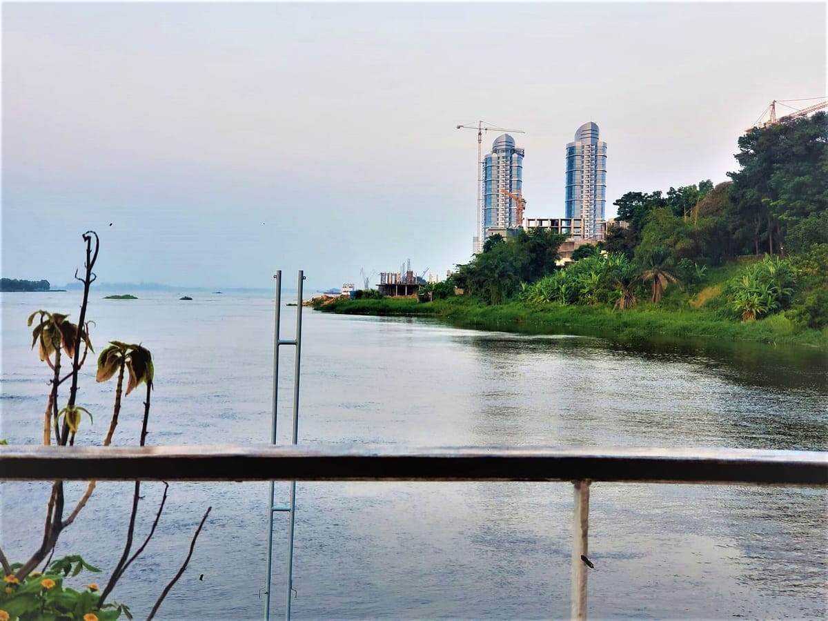 Sungai Kongo yang lebar dilihat dari tepi Kinshasa
