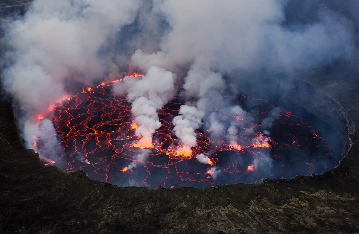 Danau lava di kawah Gunung Nyiragongo di Taman Nasional Virunga