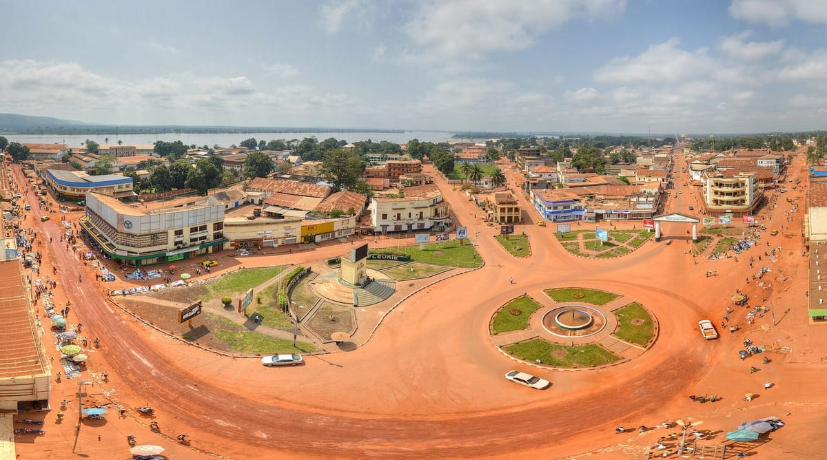 Pusat kota Bangui dengan bangunan rendah dan jalan raya