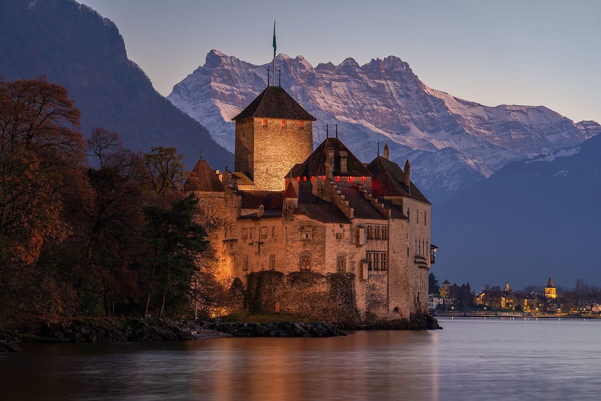 Kastil Chillon berdiri di atas batu di tepi Danau Jenewa