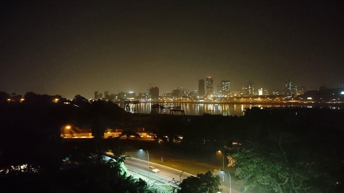 Pusat kota Abidjan pada malam hari