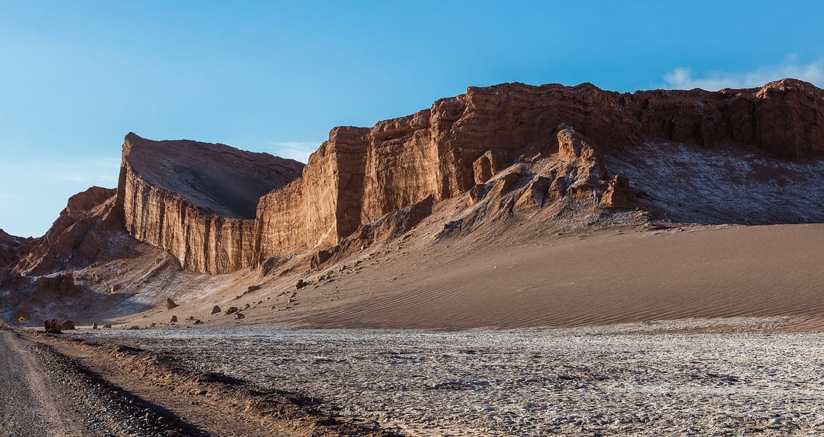 Formasi batuan Anfiteatro di Valle de la Luna, Gurun Atacama