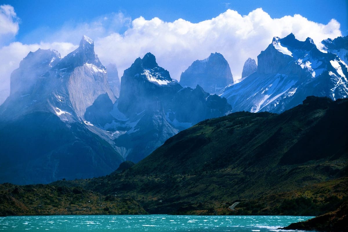 Menara granit Torres del Paine dengan danau dan langit Patagonia